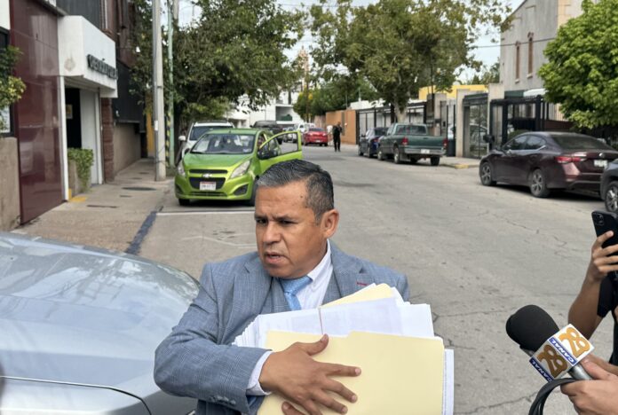 Denuncia a Manuel campos